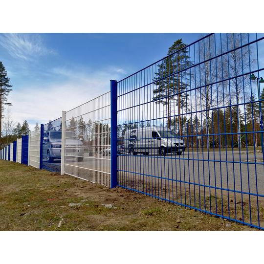 Paloaukean päiväkodin elementtiaita Suomen väreissä